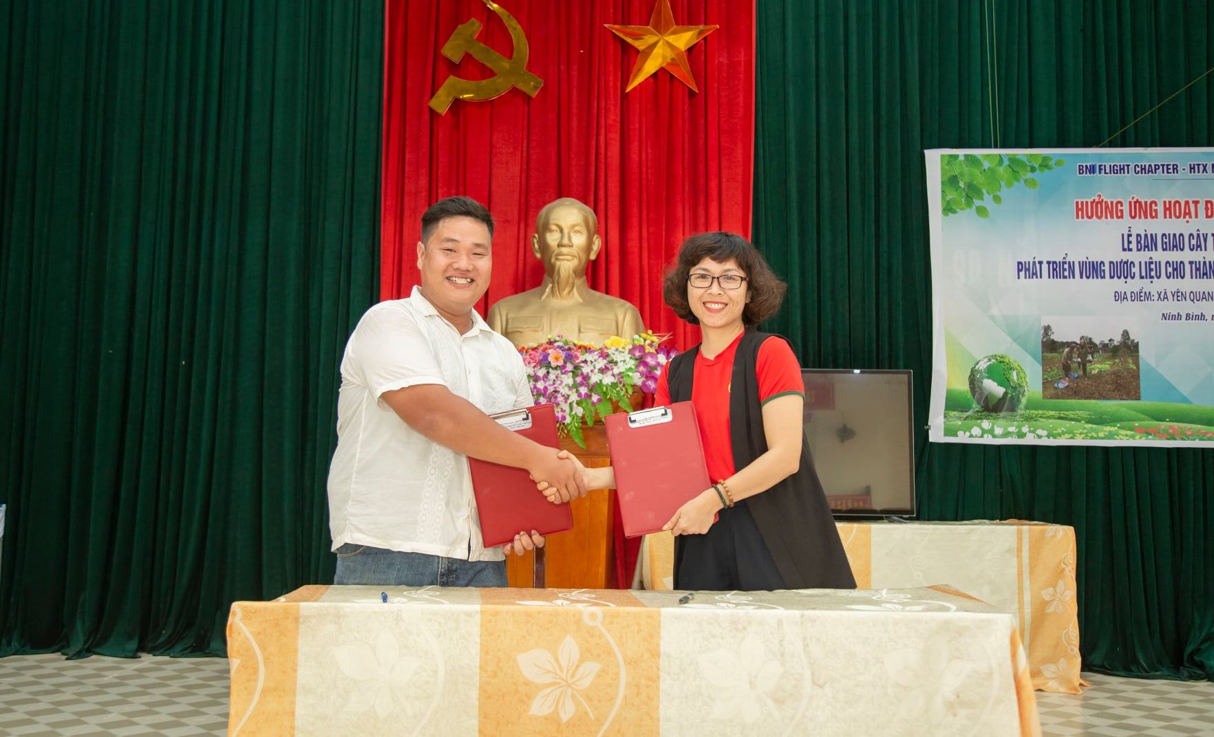 CEO Ms. Hồ Thị Phương Anh đã ký kết hợp tác với chính quyền địa phương Xã Yên Minh - Yên Quang - Nho Quan - Ninh Bình.