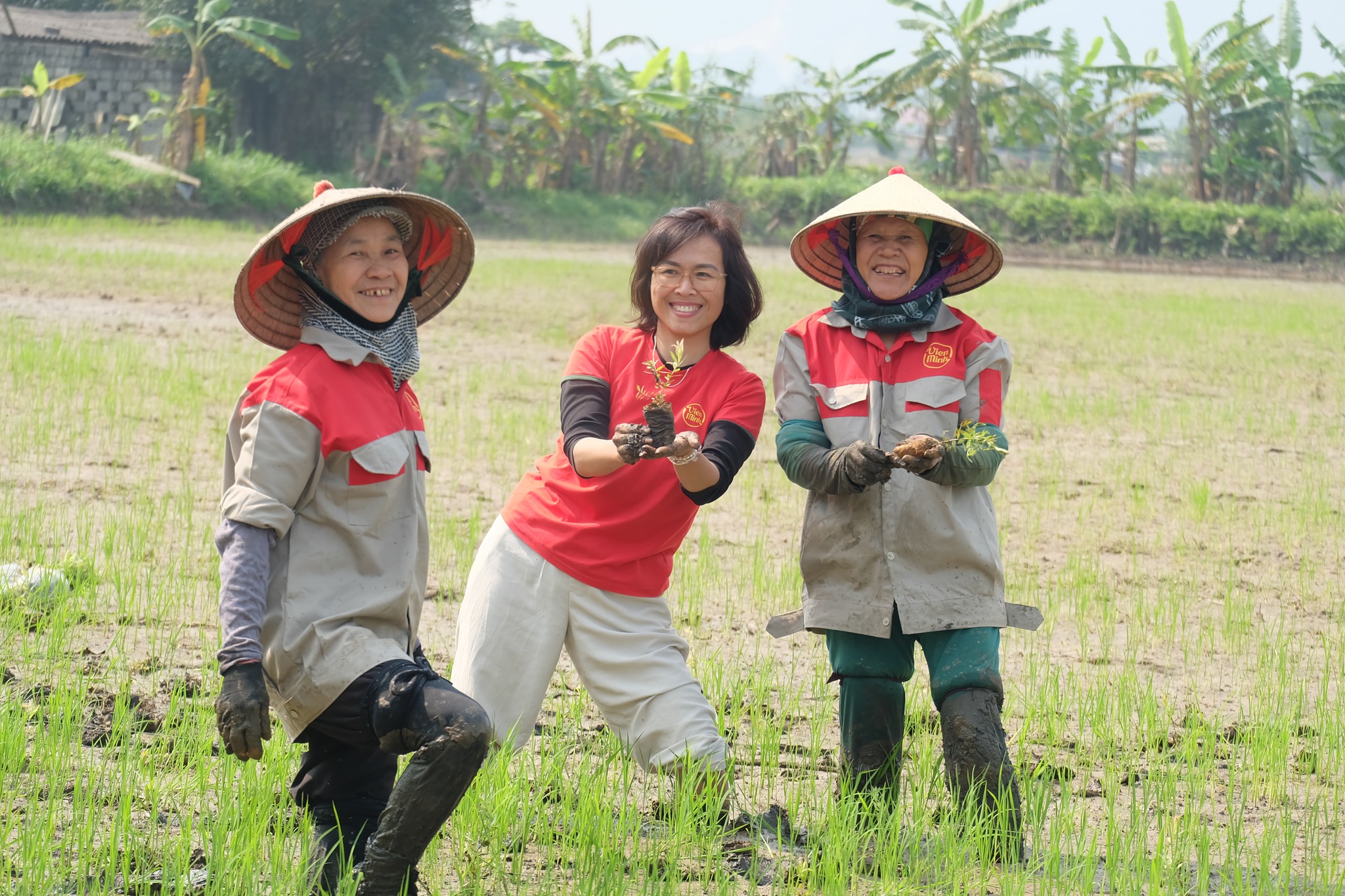 CEO Ms HồThị Phương Anh tận hưởng trồng cây Tràm cùng ba con nông dân