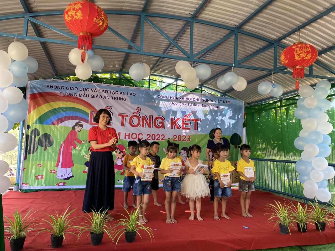 Ms Hồ Thị Phương Anh trao quà cho các bé trường mầm non An Trung