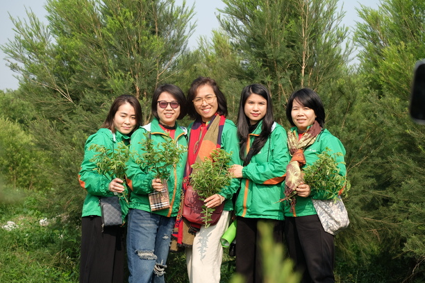 Chị Hồ Phương Anh - Giám đốc Tràm Viên Minh (đứng giữa) cùng cộng sự tại vườn tràm Ninh Bình.