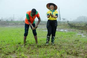 Chị Võ Thị Công - đại diện Cộng đồng 5K Việt Nam tham gia trồng cây