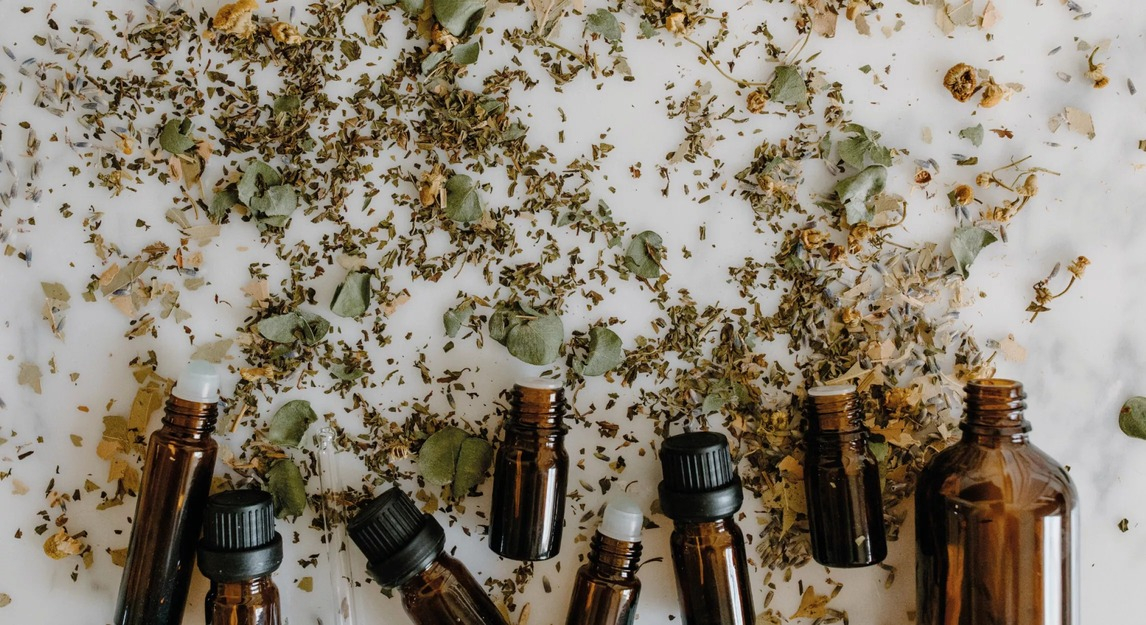 ỨNG DỤNG TINH DẦU ĐỂ BẢO VỆ SỨC KHOẺ - TINH KHÍ THẦN TRONG CUỘC SỐNG 7 Ứng dụng tinh dầu trong cuộc sống như thế nào – Tràm Viên Minh